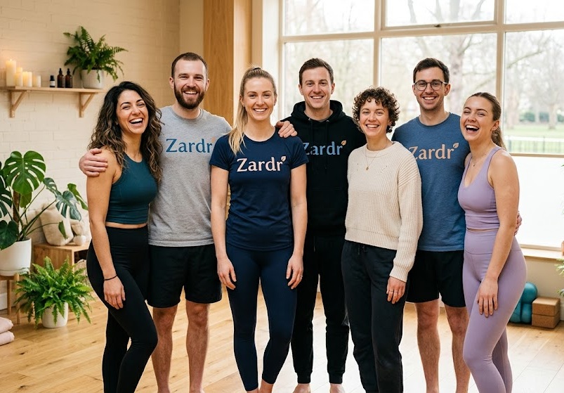 Echipa sylvamove zâmbind împreună într-un studio luminos de wellness